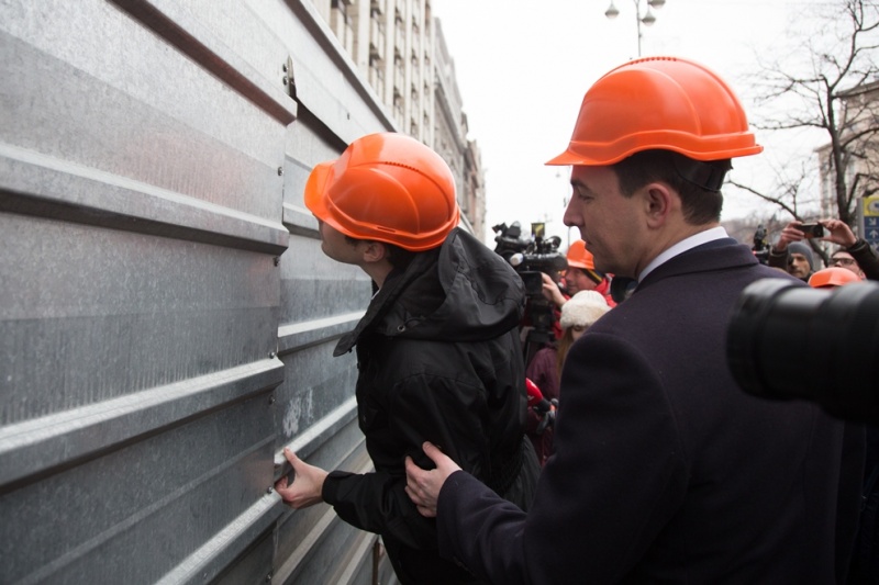 Знесення надбудови на Будинку профспілок: фоторепортаж з центру Києва